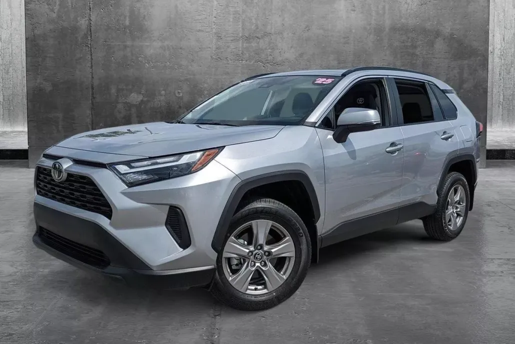 2025 Toyota RAV4 XLE photo 1