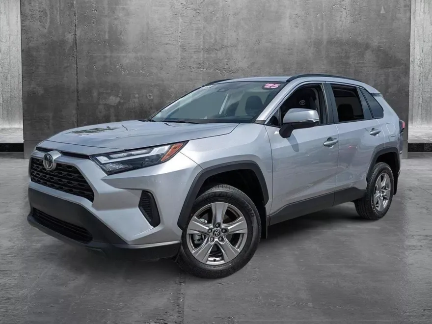2025 Toyota RAV4 XLE photo 1