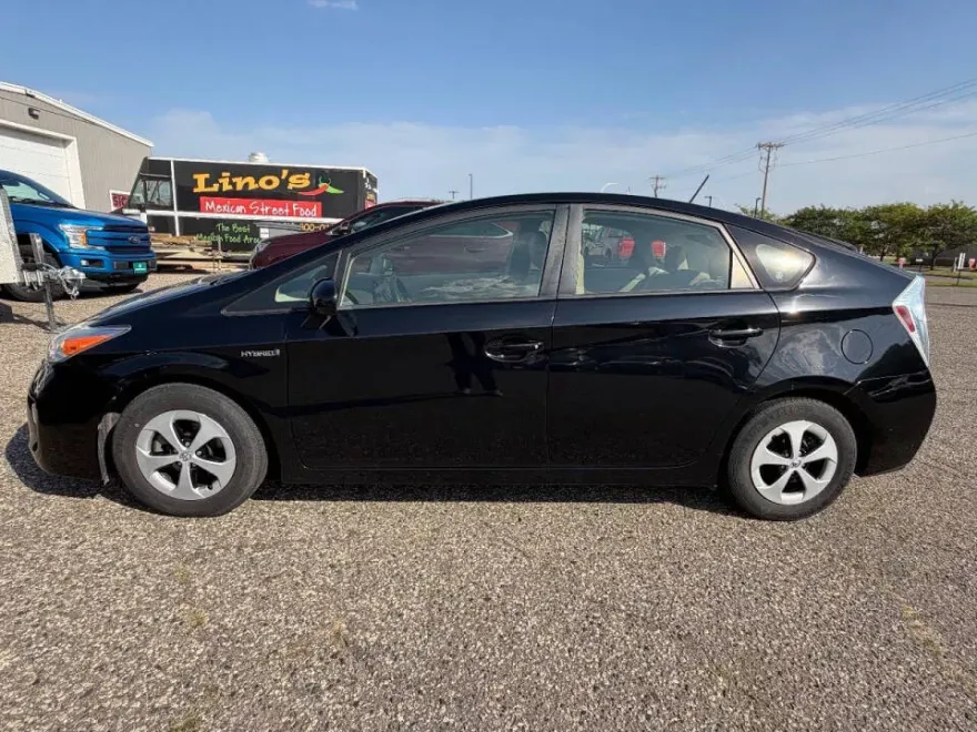2015 Toyota Prius Four photo 2