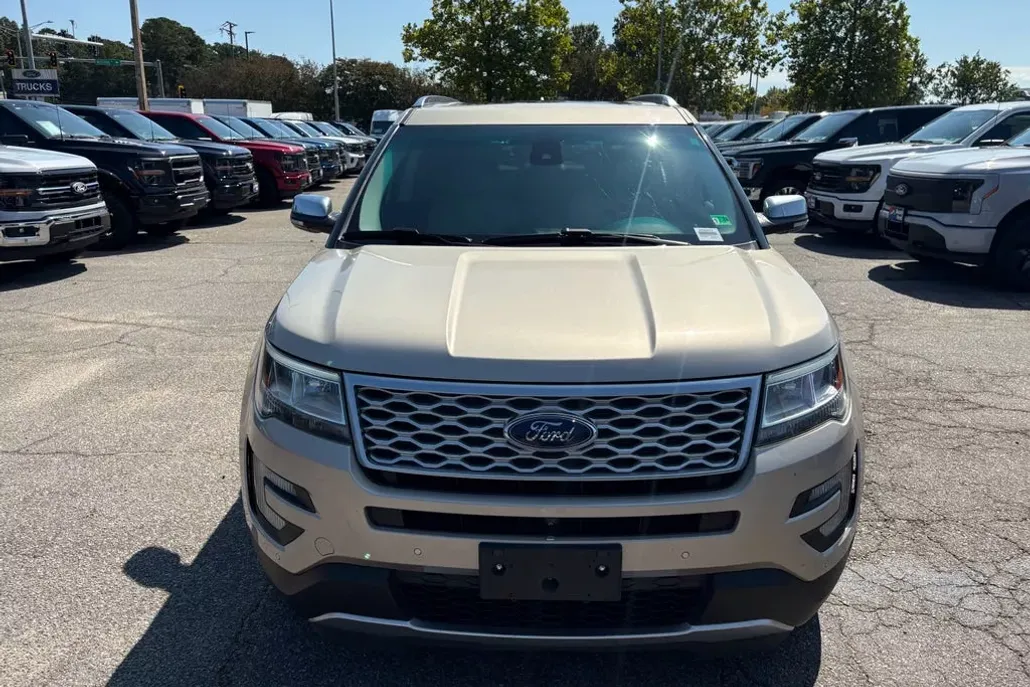2017 Ford Explorer Platinum photo 1