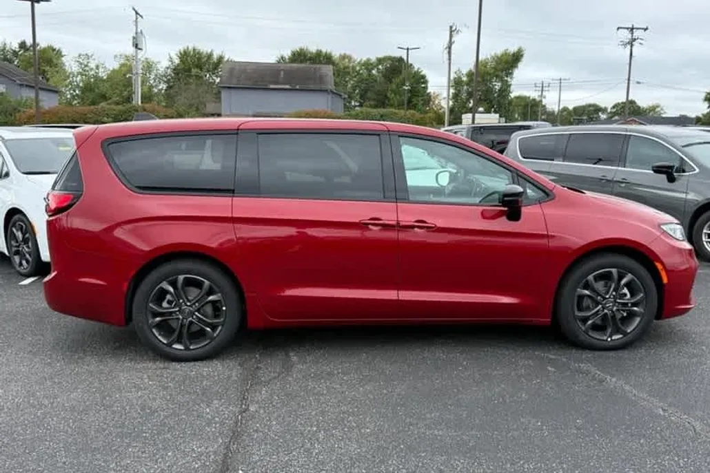 2026 Chrysler Pacifica Base photo 1