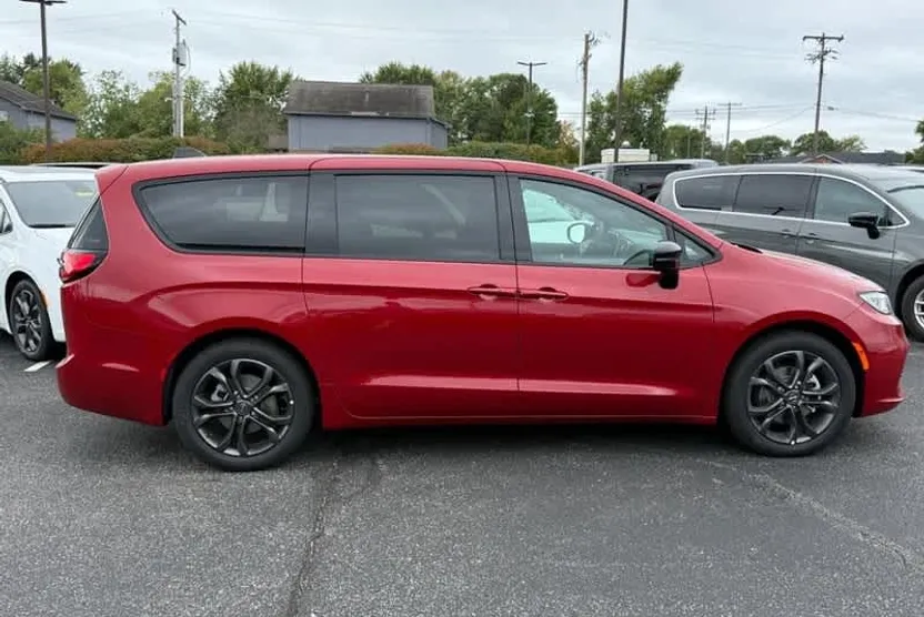 2026 Chrysler Pacifica Base photo 1