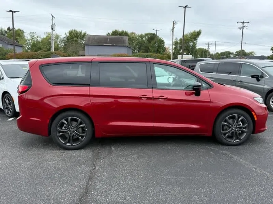 2026 Chrysler Pacifica Base photo 1