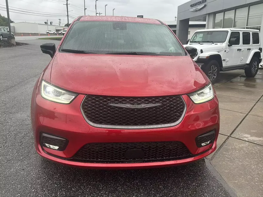 2026 Chrysler Pacifica photo 1
