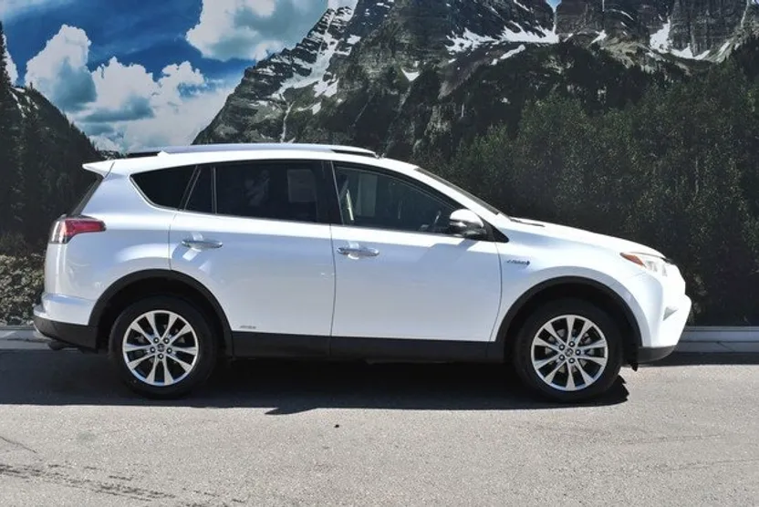 2017 Toyota RAV4 Hybrid Limited photo 1