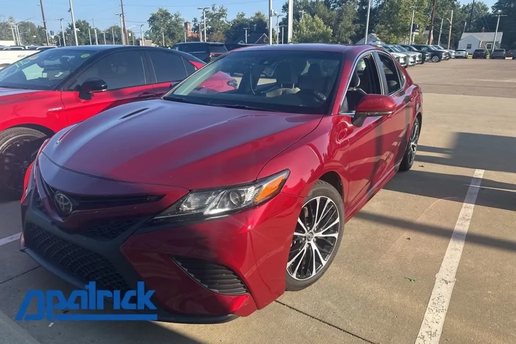 2018 Toyota Camry SE photo 1