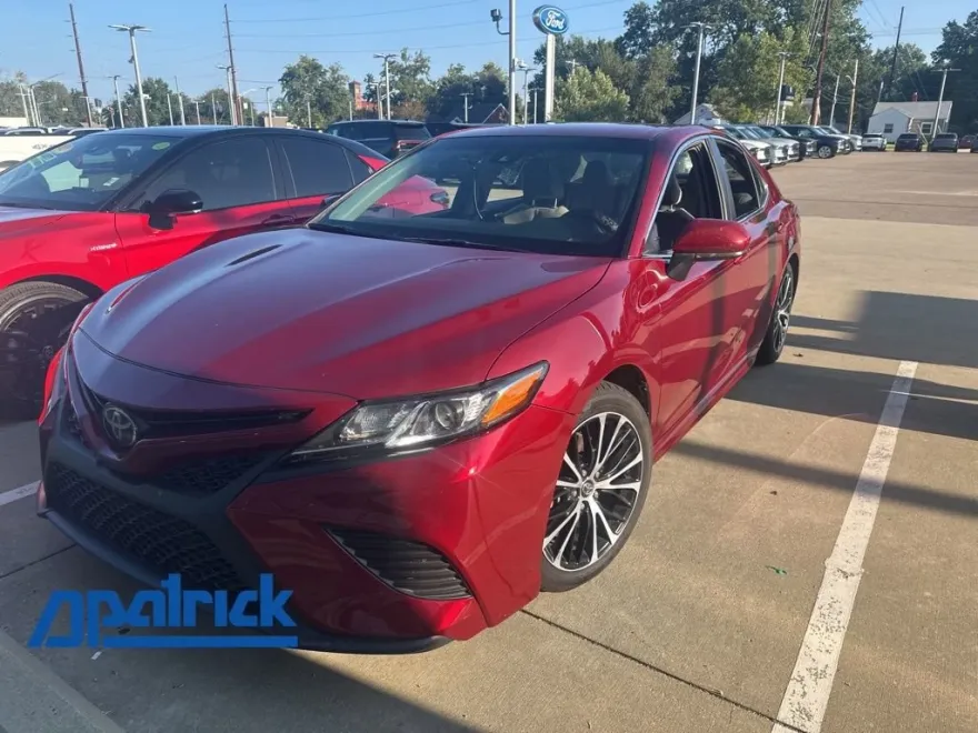 2018 Toyota Camry SE photo 1