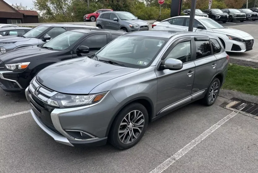 2016 Mitsubishi Outlander SEL photo 1