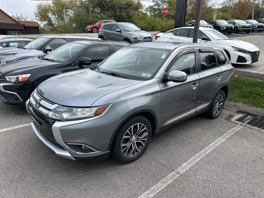 2016 Mitsubishi Outlander SEL photo 1