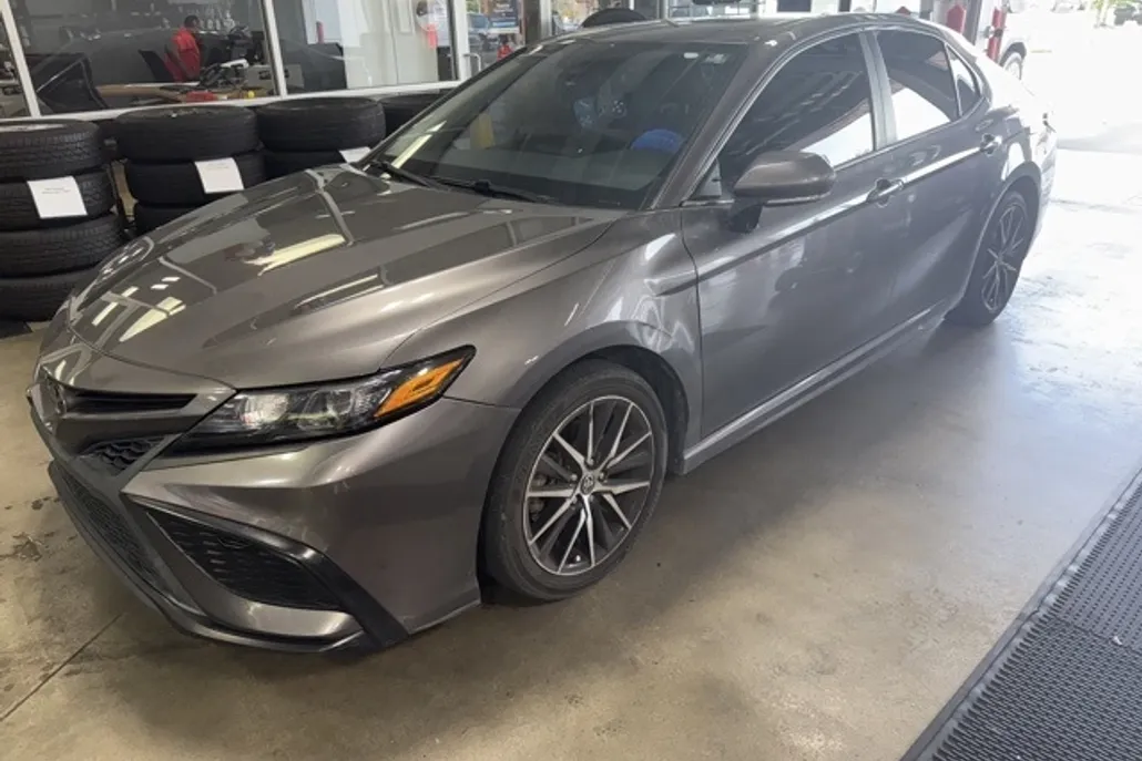 2021 Toyota Camry SE photo 1