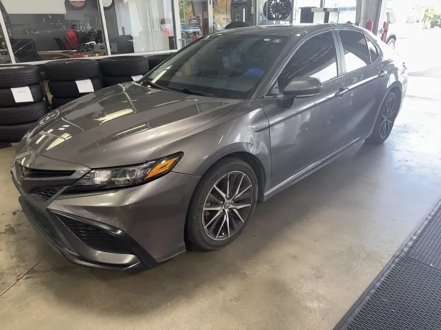 2021 Toyota Camry SE photo 1