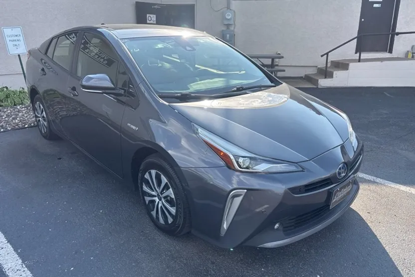 2020 Toyota Prius LE AWD-e photo 1