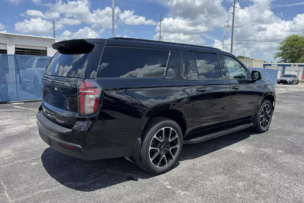 2022 Chevrolet Suburban RST photo 1