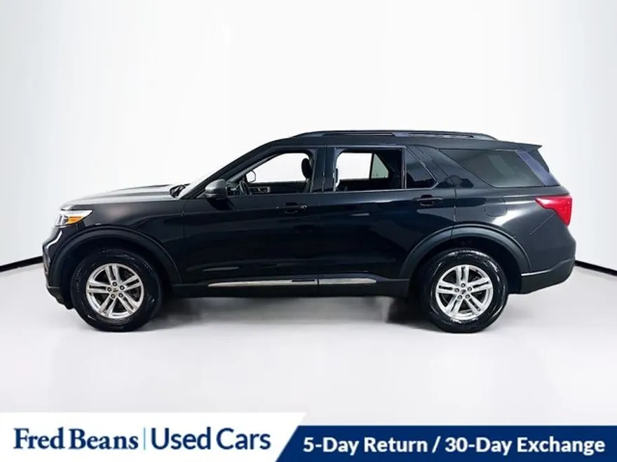 2023 Ford Explorer XLT photo 1