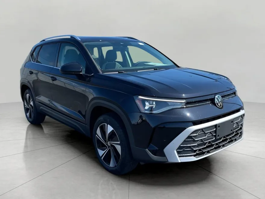2025 Volkswagen Taos SE photo 1