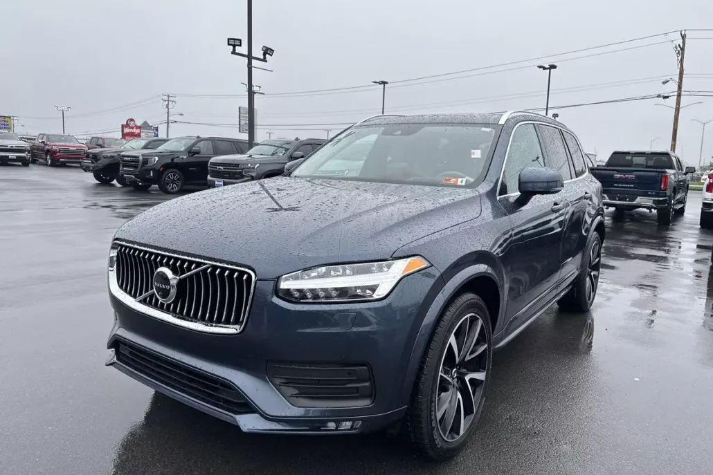 2022 Volvo XC90 T6 Momentum photo 1
