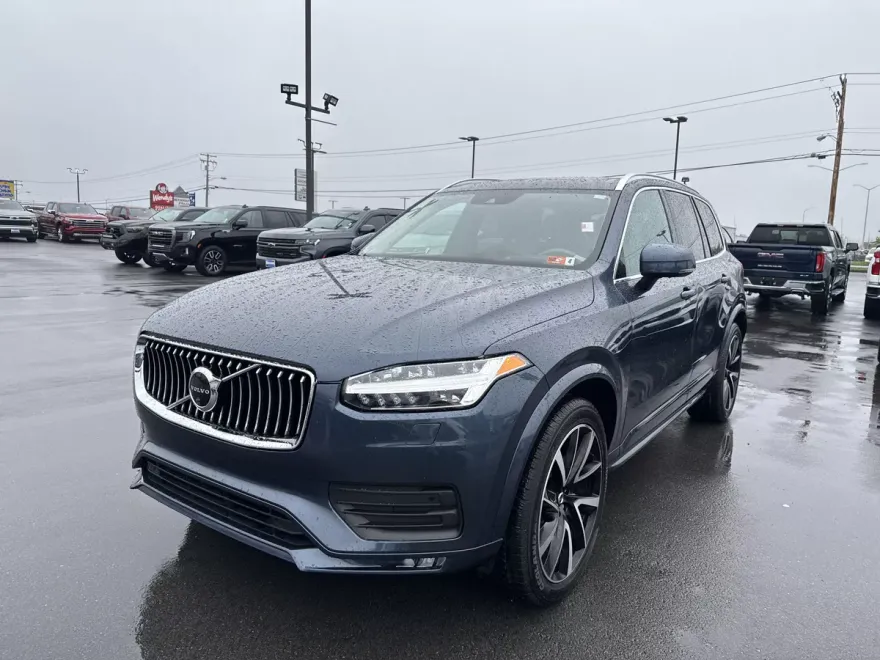 2022 Volvo XC90 T6 Momentum photo 1