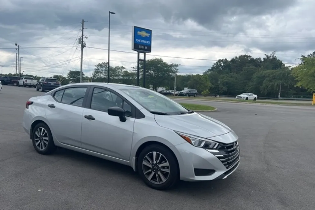 2024 Nissan Versa 1.6 S photo 1