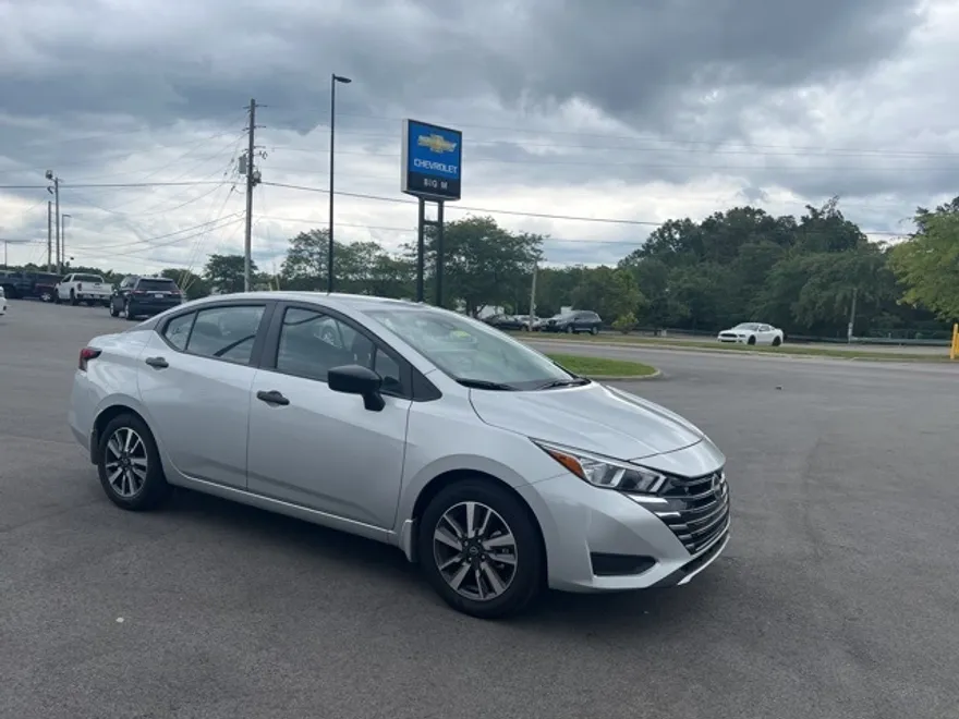 2024 Nissan Versa 1.6 S photo 1