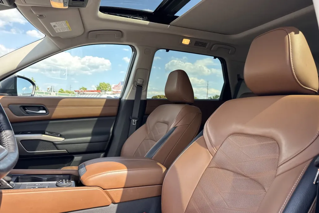 2022 Nissan Pathfinder Platinum photo 1