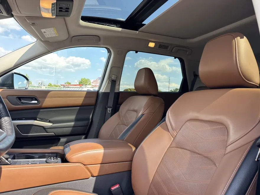 2022 Nissan Pathfinder Platinum photo 1
