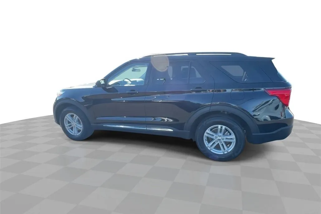 2023 Ford Explorer XLT photo 1