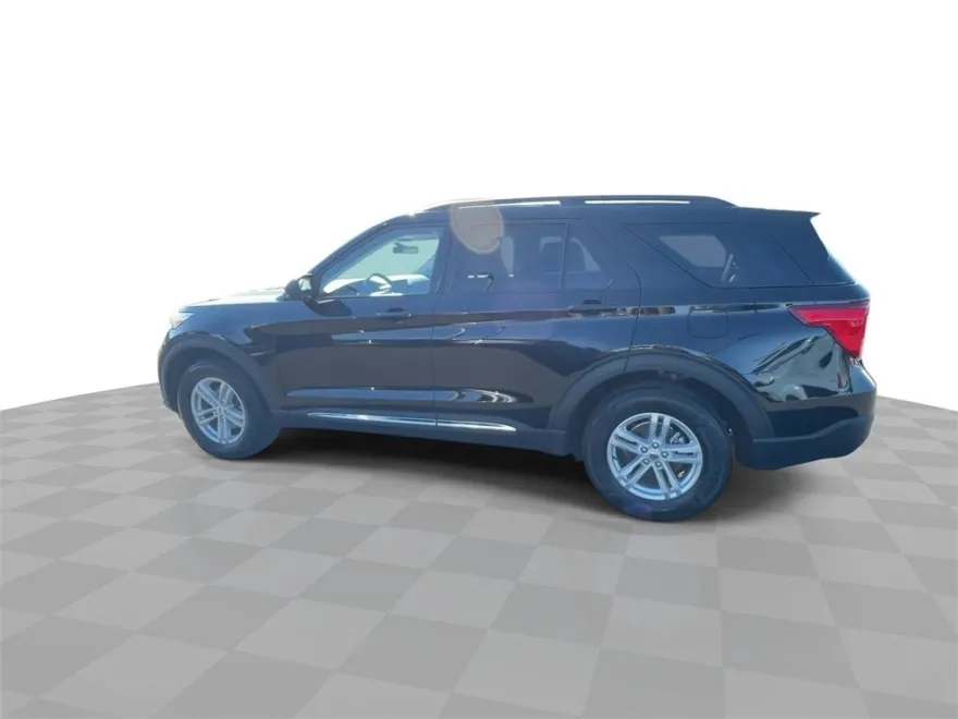 2023 Ford Explorer XLT photo 1