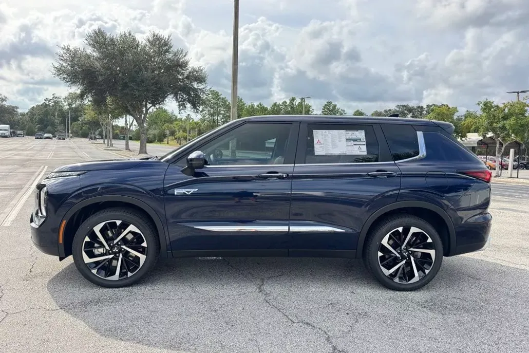 2025 Mitsubishi Outlander PHEV SE photo 1
