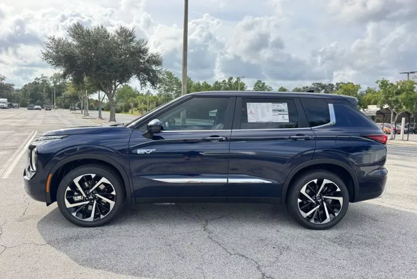 2025 Mitsubishi Outlander PHEV SE photo 1