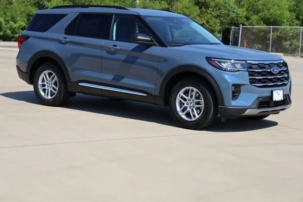 2025 Ford Explorer photo 1