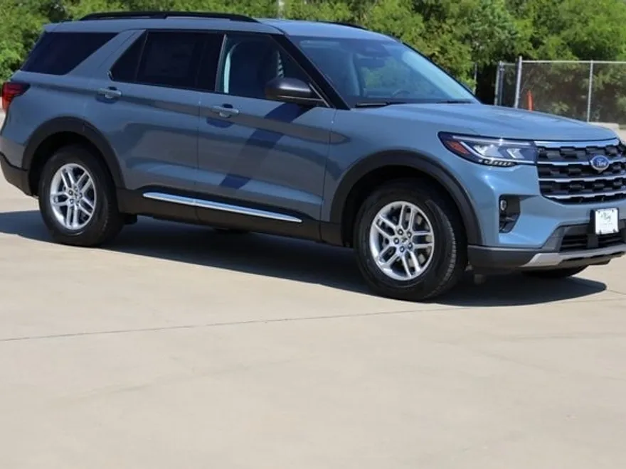 2025 Ford Explorer photo 1