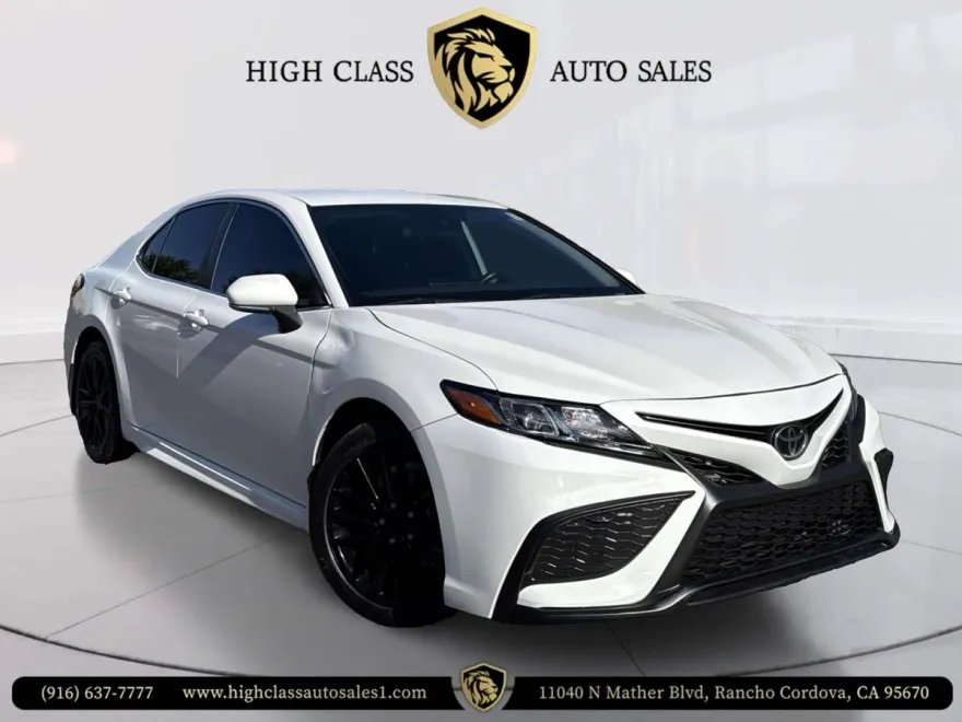 2022 Toyota Camry SE photo 1