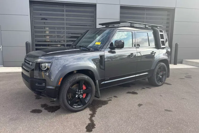 2023 Land Rover Defender 110 photo 1