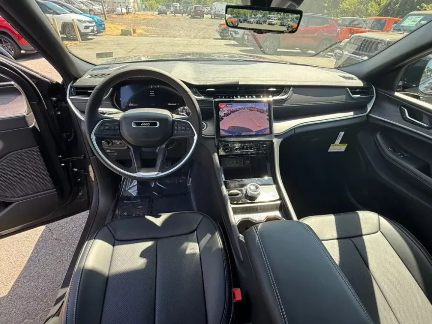2025 Jeep Grand Cherokee Limited photo 1