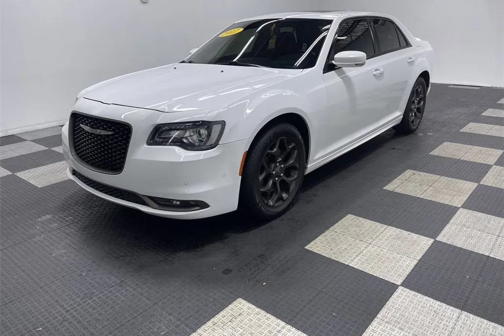 2017 Chrysler 300 photo 1
