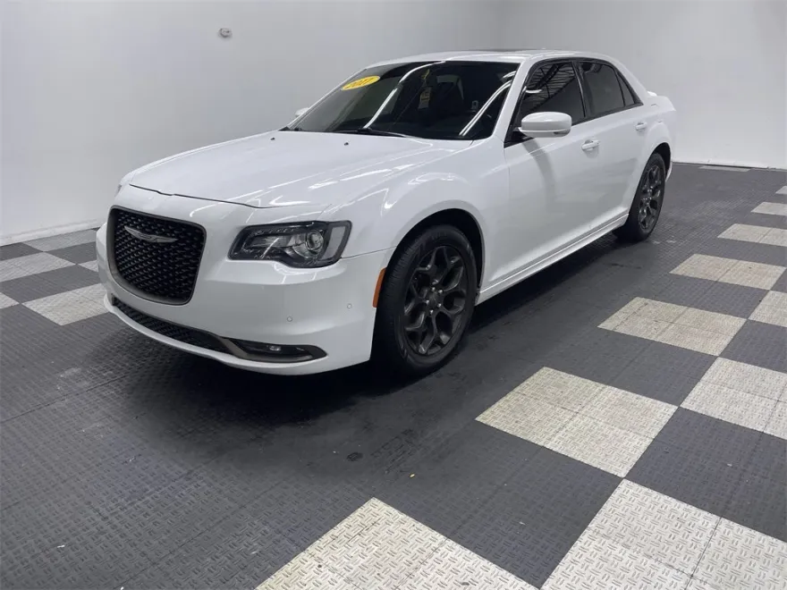 2017 Chrysler 300 photo 1