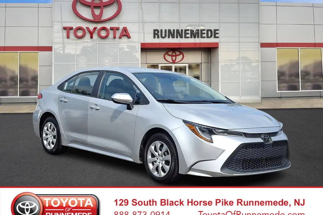 2022 Toyota Corolla LE photo 1