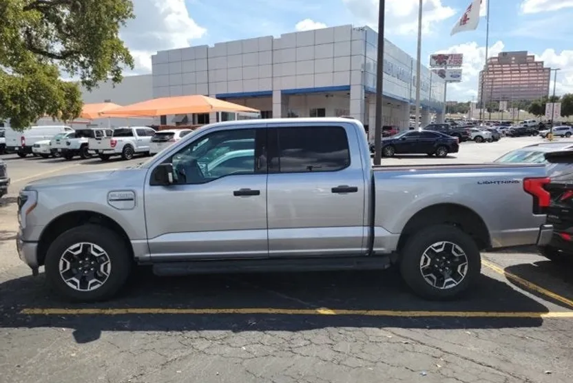 2023 Ford F-150 Lightning XLT photo 1