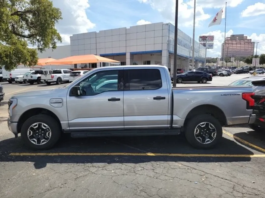 2023 Ford F-150 Lightning XLT photo 1