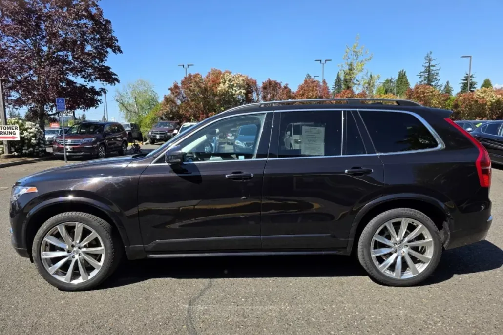 2016 Volvo XC90 T6 Momentum Sport AWD photo 1