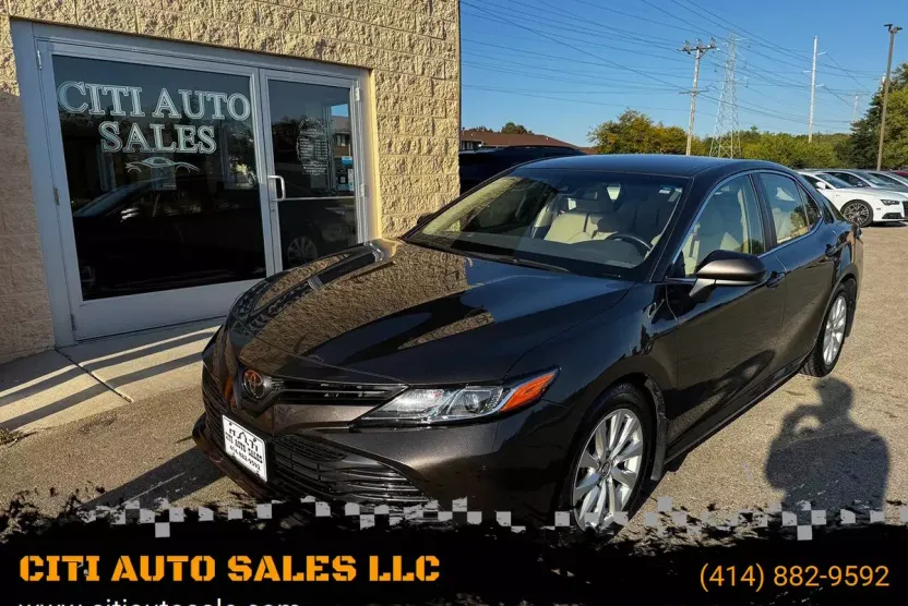 2018 Toyota Camry LE photo 1