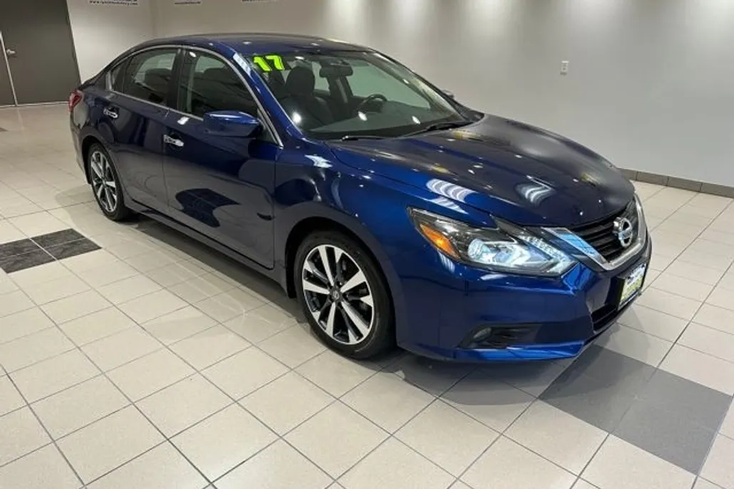 2017 Nissan Altima 2.5 SR photo 1