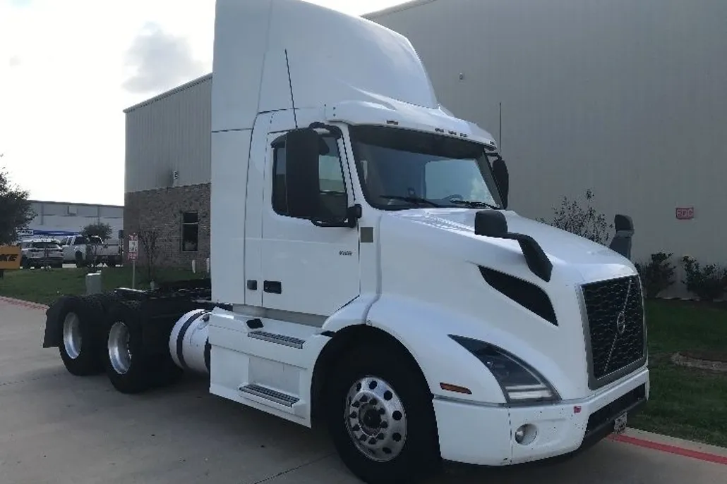 2020 Volvo Truck VNR photo 1