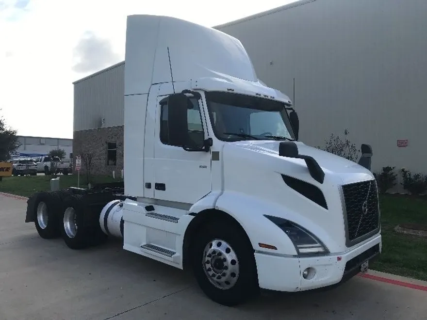 2020 Volvo Truck VNR photo 1