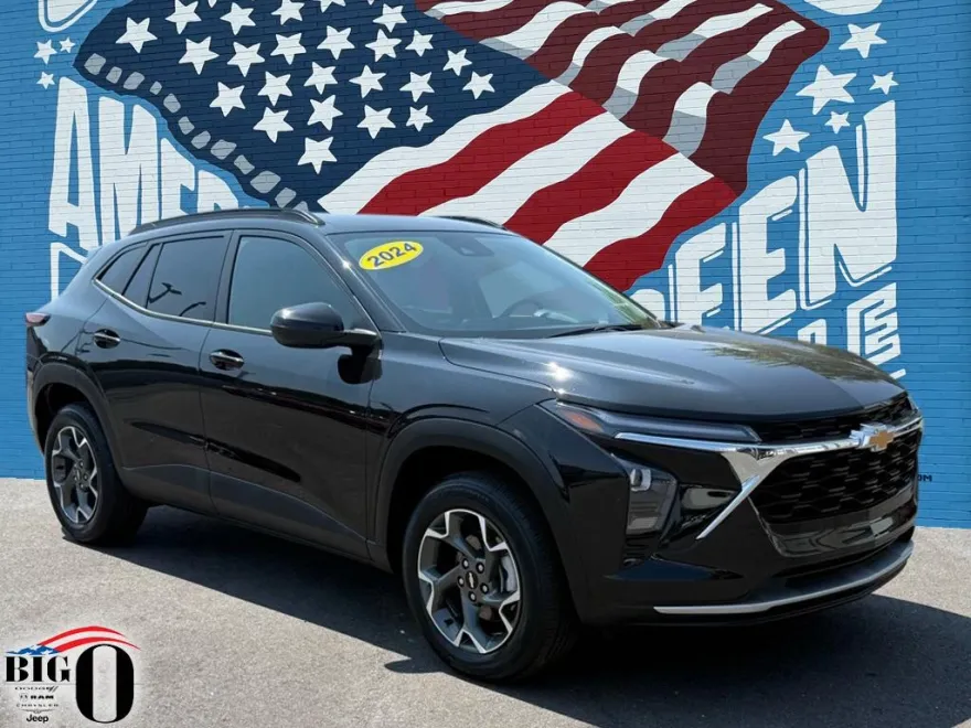 2024 Chevrolet Trax LT photo 1