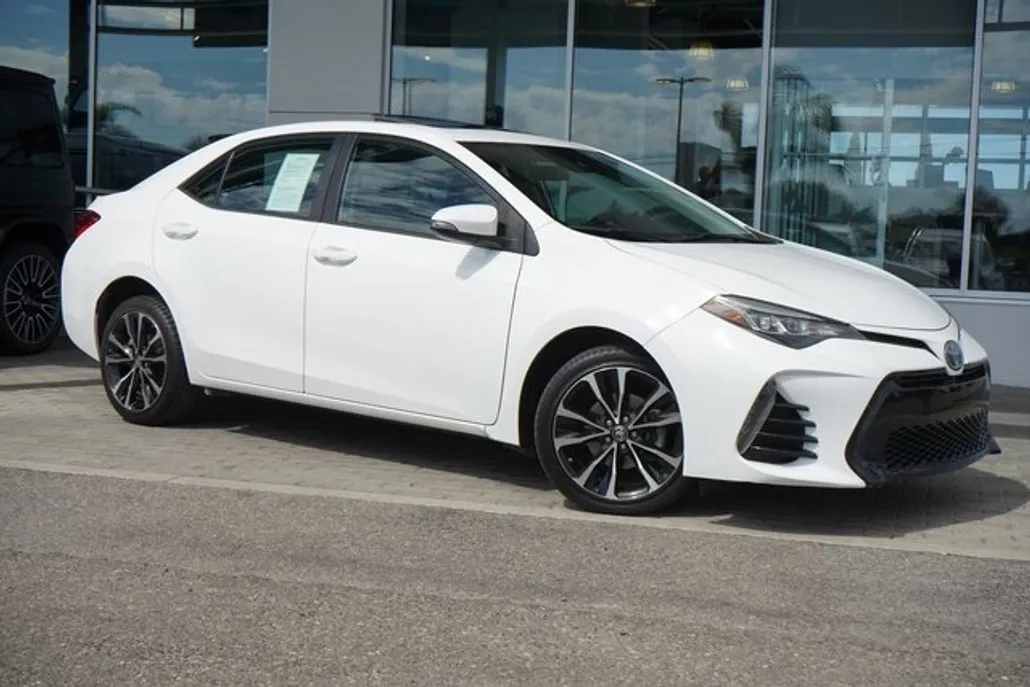2017 Toyota Corolla SE photo 1