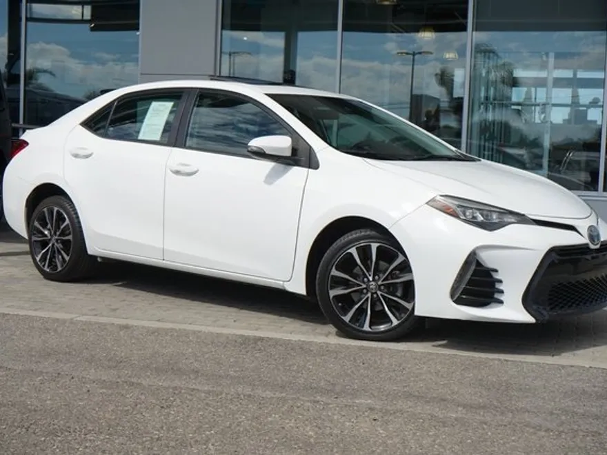 2017 Toyota Corolla SE photo 1