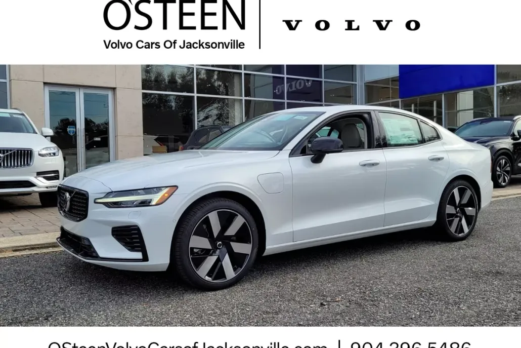 2024 Volvo S60 T8 Plus photo 1