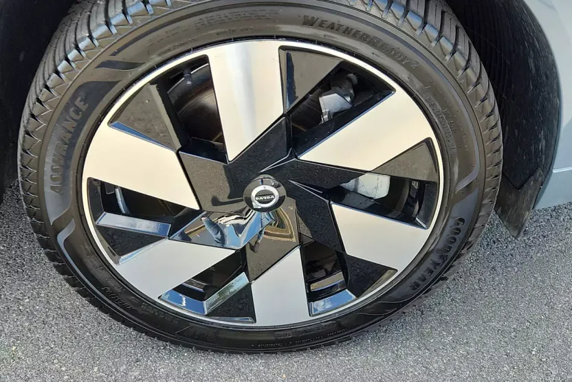 2024 Volvo XC60 Recharge Hybrid T8 Plus photo 1
