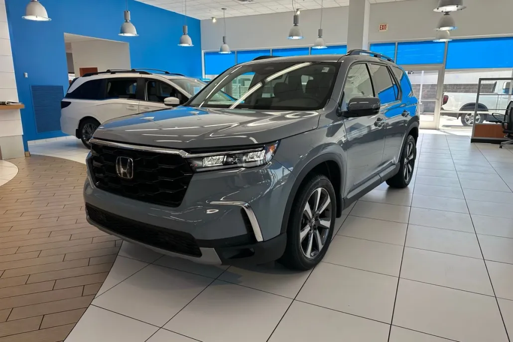 2025 Honda Pilot Touring photo 1